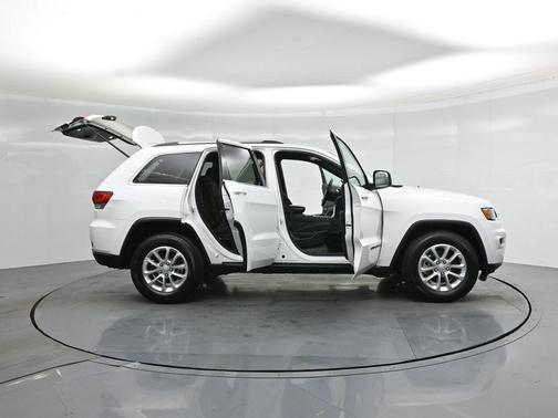 Bright White Clearcoat 2021 Jeep Grand Cherokee LAREDO