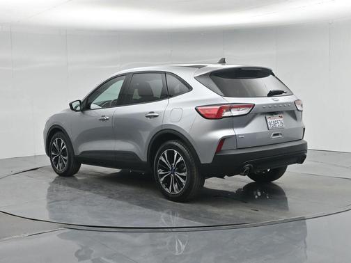 ICONIC SILVER 2022 Ford Escape SE