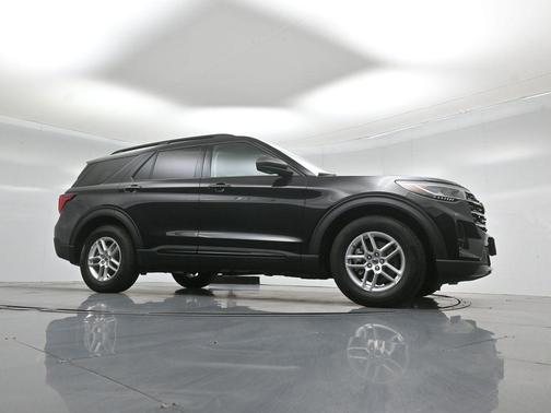 Agate Black Metallic 2026 Ford Explorer Active w/200A Pkg