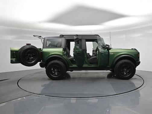 ERUPTION GREEN METALLIC 2022 Ford Bronco WILDTRAK