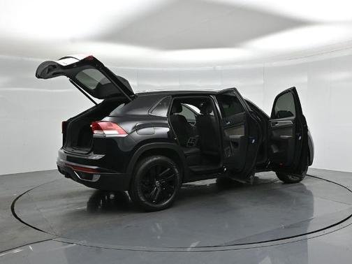 Deep Black Pearl Effect 2023 Volkswagen Atlas Cross Sport 3.6 V6 SE W/ TECHNOLOGY