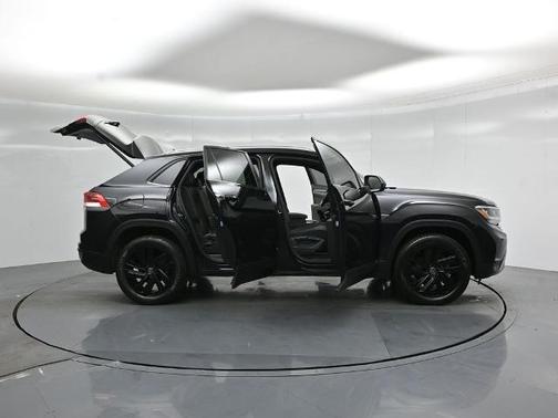 Deep Black Pearl Effect 2023 Volkswagen Atlas Cross Sport 3.6 V6 SE W/ TECHNOLOGY