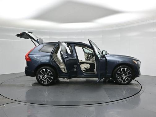 2023 Volvo XC60 B5 Plus Dark Theme