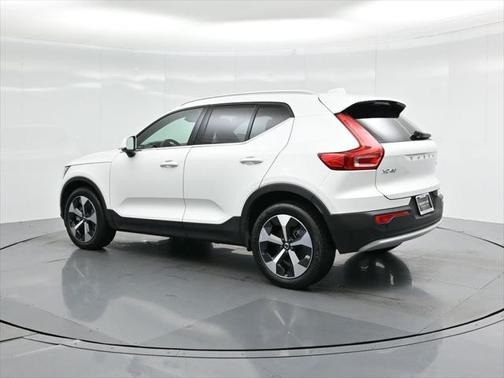 2025 Volvo XC40 B5 Plus Bright Theme
