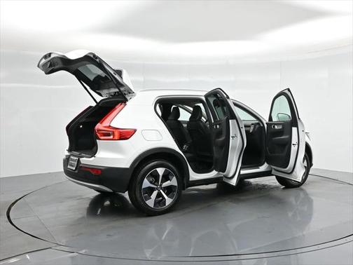 2025 Volvo XC40 B5 Plus Bright Theme