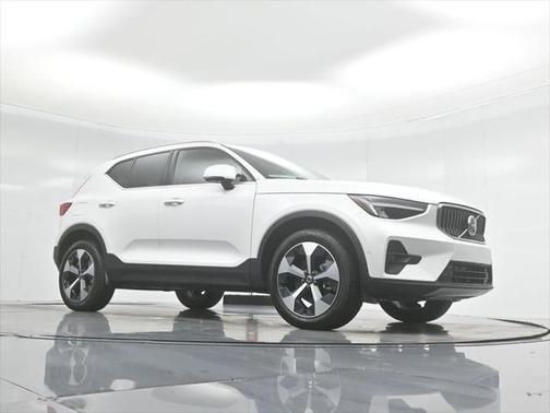 2025 Volvo XC40 B5 Plus Bright Theme