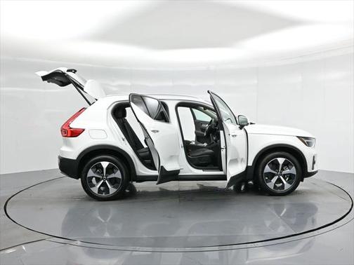 2025 Volvo XC40 B5 Plus Bright Theme