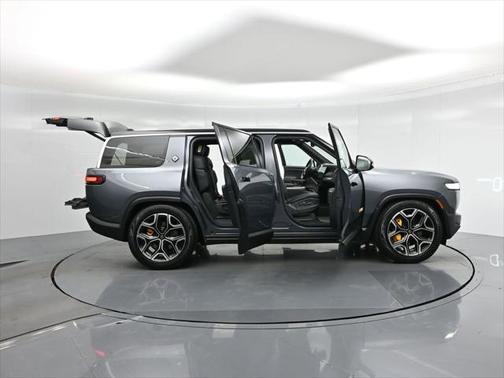 2023 Rivian R1S Adventure