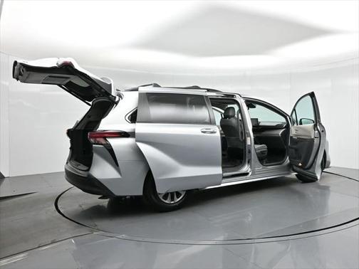 2022 Toyota Sienna XLE 8 Passenger