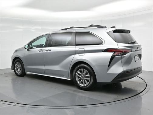 2022 Toyota Sienna XLE 8 Passenger