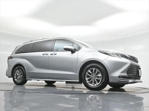 2022 Toyota Sienna XLE 8 Passenger