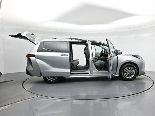 2022 Toyota Sienna XLE 8 Passenger