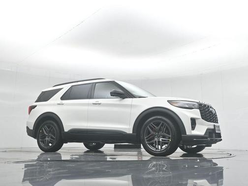 Star White Metallic Tri-Coat 2026 Ford Explorer ST