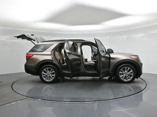 STONE GRAY METALLIC 2021 Ford Explorer XLT