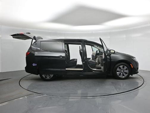 Bright White Clearcoat 2018 Chrysler Pacifica LIMITED