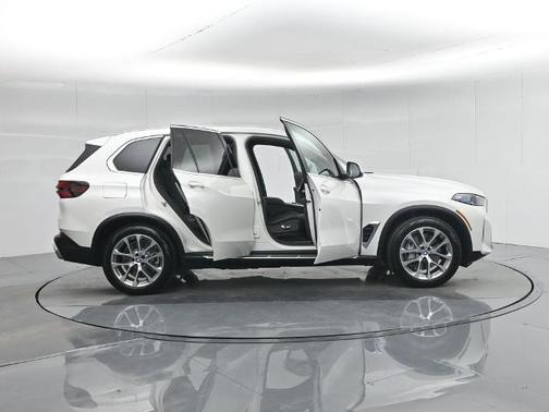 Mineral White Metallic 2025 BMW X5 XDRIVE50E