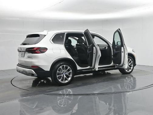 Mineral White Metallic 2025 BMW X5 XDRIVE50E