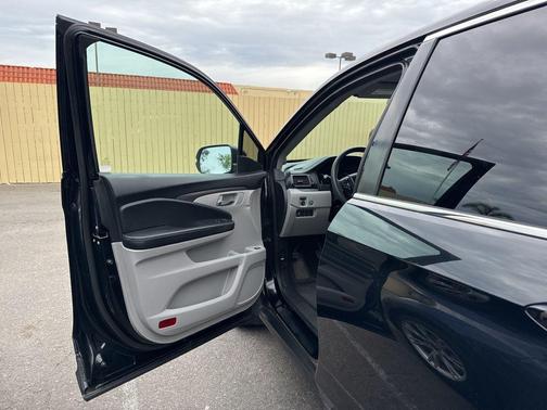 Crystal Black Pearl 2017 Honda Pilot EX