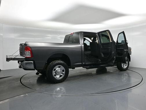 2020 RAM 2500 Tradesman Crew Cab 4X4 6'4' Box