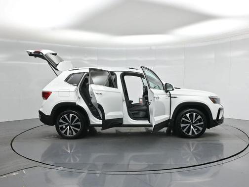 Pure White 2022 Volkswagen Taos 1.5T SE