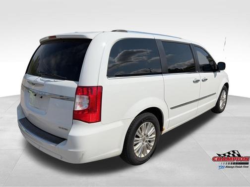 Bright White Clearcoat 2014 Chrysler Town & Country Limited