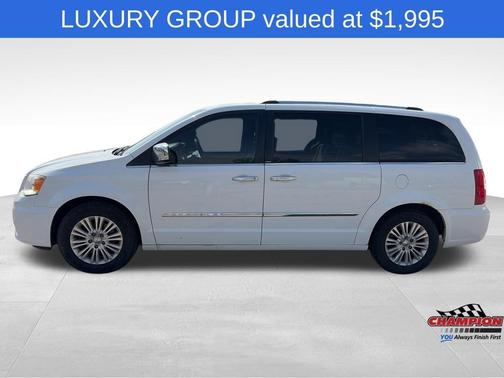 Bright White Clearcoat 2014 Chrysler Town & Country Limited