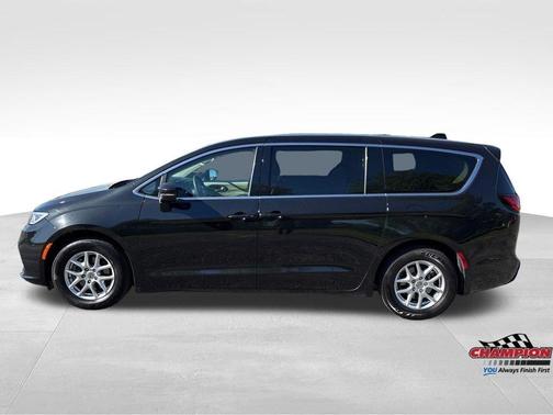 Brilliant Black Crystal Pearlcoat 2023 Chrysler Pacifica Touring-L