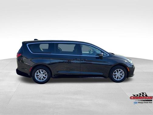 Brilliant Black Crystal Pearlcoat 2023 Chrysler Pacifica Touring-L