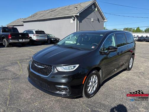 Brilliant Black Crystal Pearlcoat 2023 Chrysler Pacifica Touring-L