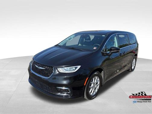 Brilliant Black Crystal Pearlcoat 2023 Chrysler Pacifica Touring-L