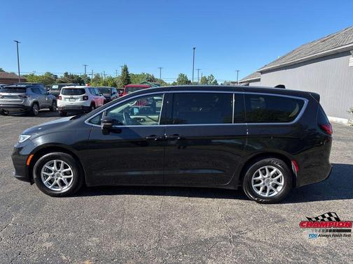Brilliant Black Crystal Pearlcoat 2023 Chrysler Pacifica Touring-L