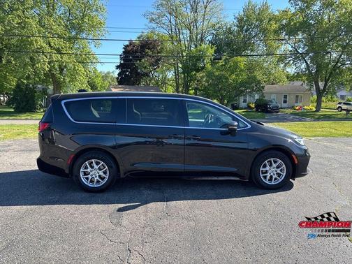Brilliant Black Crystal Pearlcoat 2023 Chrysler Pacifica Touring-L