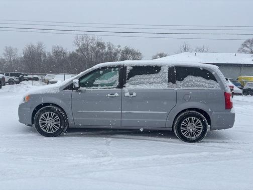 2013 Chrysler Town & Country Touring-L