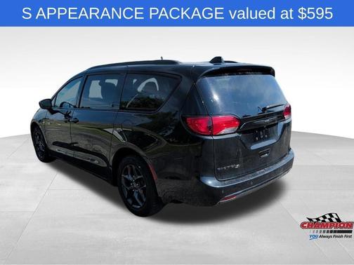 Brilliant Black Crystal Pearlcoat 2018 Chrysler Pacifica Touring-L Plus