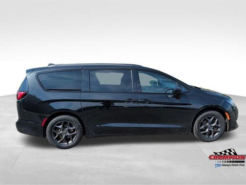 Brilliant Black Crystal Pearlcoat 2018 Chrysler Pacifica Touring-L Plus