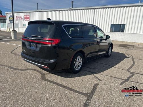 2024 Chrysler Pacifica Touring-L