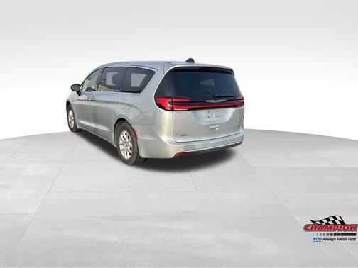 2023 Chrysler Pacifica Touring-L