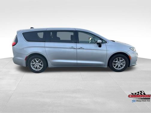 2023 Chrysler Pacifica Touring-L