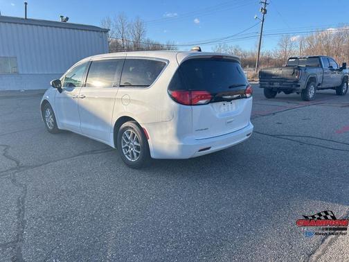 2023 Chrysler Voyager LX
