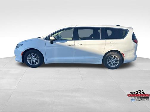 Bright White Clearcoat 2023 Chrysler Voyager LX