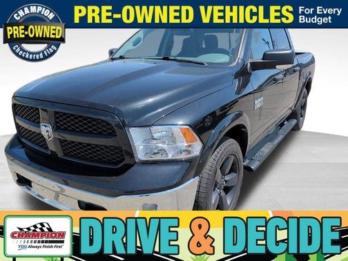 Brilliant Black Crystal Pearlcoat 2018 RAM 1500 Big Horn