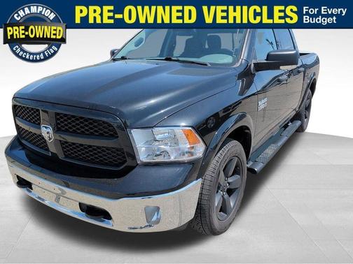 Brilliant Black Crystal Pearlcoat 2018 RAM 1500 Big Horn