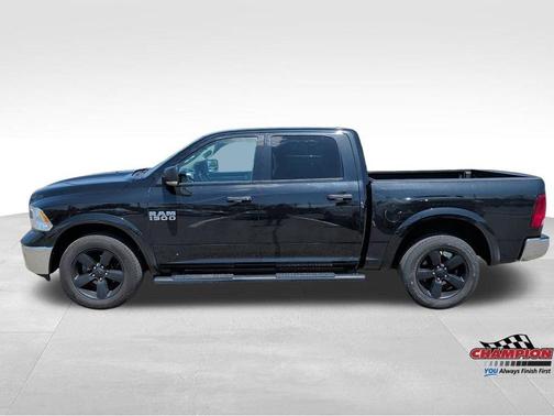 Brilliant Black Crystal Pearlcoat 2018 RAM 1500 Big Horn