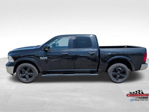 Brilliant Black Crystal Pearlcoat 2018 RAM 1500 Big Horn