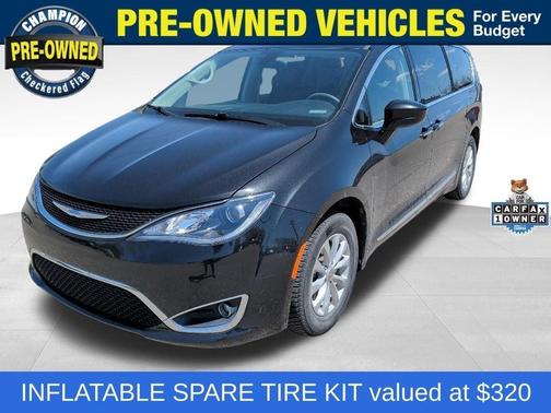 Brilliant Black Crystal Pearlcoat 2018 Chrysler Pacifica Touring-L