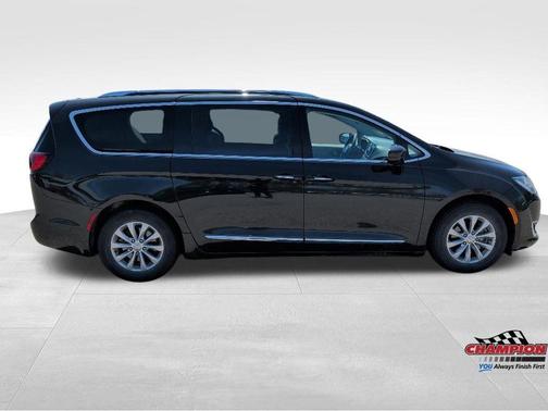 Brilliant Black Crystal Pearlcoat 2018 Chrysler Pacifica Touring-L