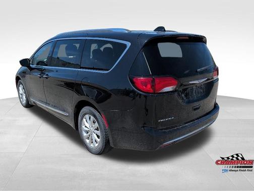 Brilliant Black Crystal Pearlcoat 2018 Chrysler Pacifica Touring-L