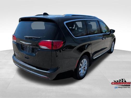 Brilliant Black Crystal Pearlcoat 2018 Chrysler Pacifica Touring-L