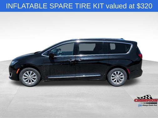 Brilliant Black Crystal Pearlcoat 2018 Chrysler Pacifica Touring-L
