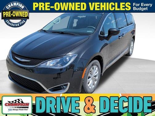 Brilliant Black Crystal Pearlcoat 2018 Chrysler Pacifica Touring-L